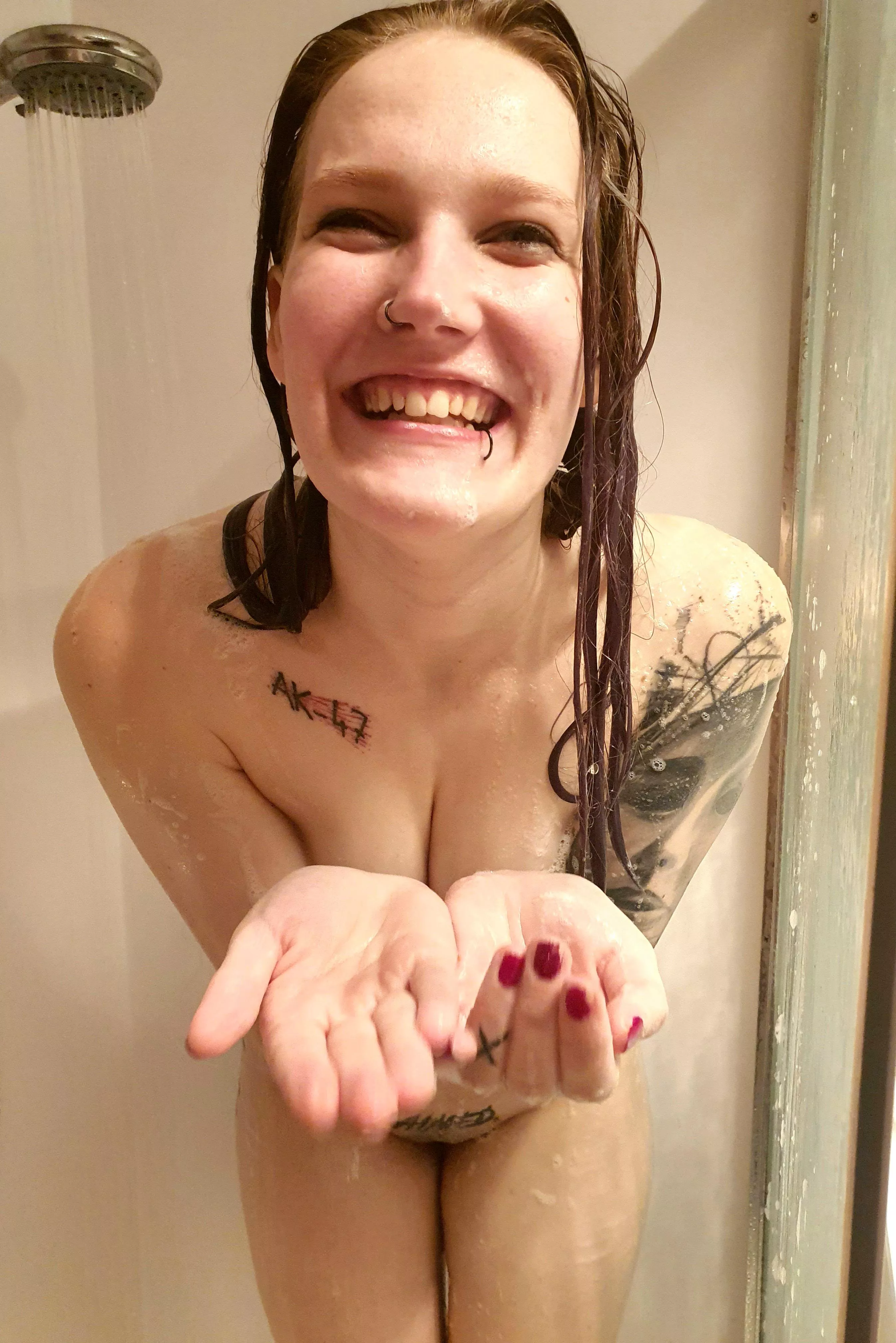 Blowing bubble kisses in the shower..😻