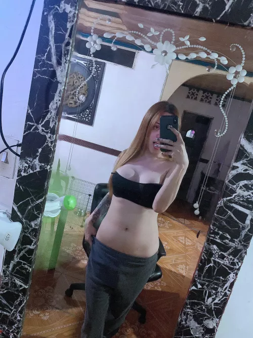 Can someone go on his knees infront of me 😘💦