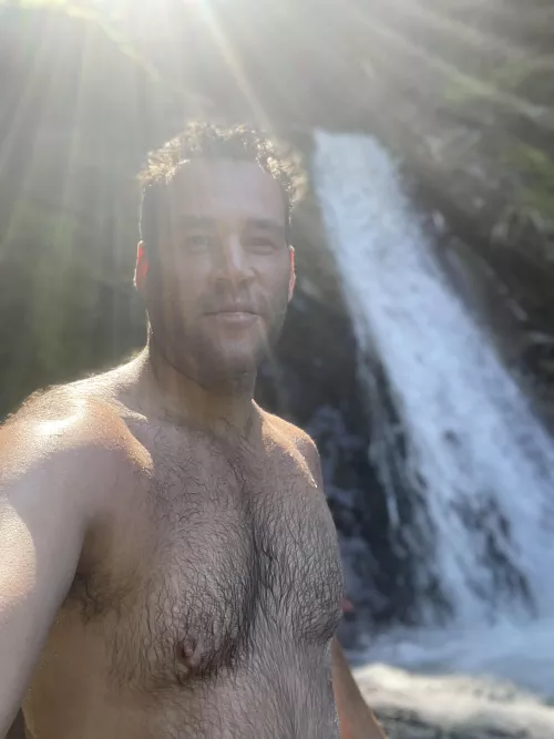 Chest hair out in nature 💚💦🧸🧔🏻‍♂️