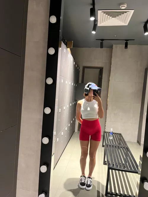 Daydreaming of being a freeuse slut whilst in the gym. (f)