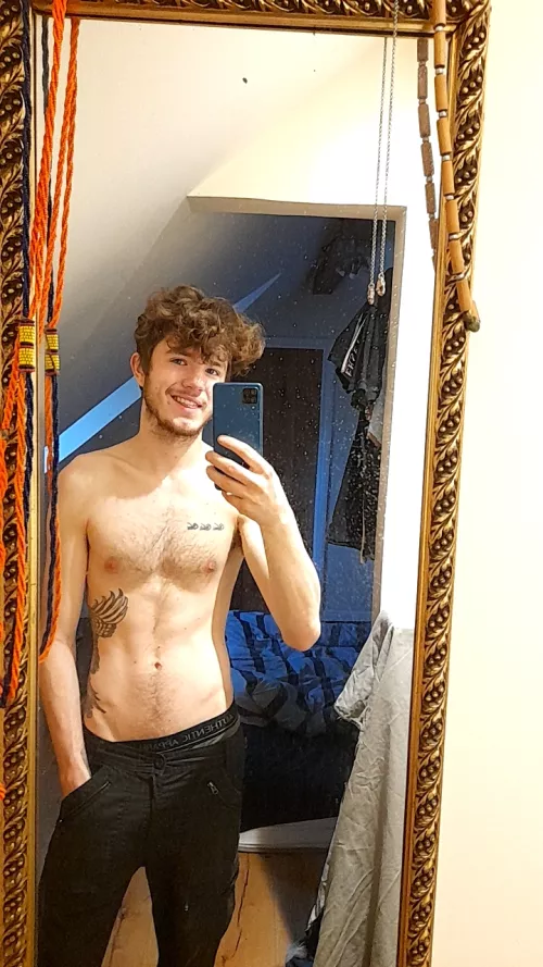 Do I let it keep growing or cut it? Im at that awkward length where I wanna give up 😅😆