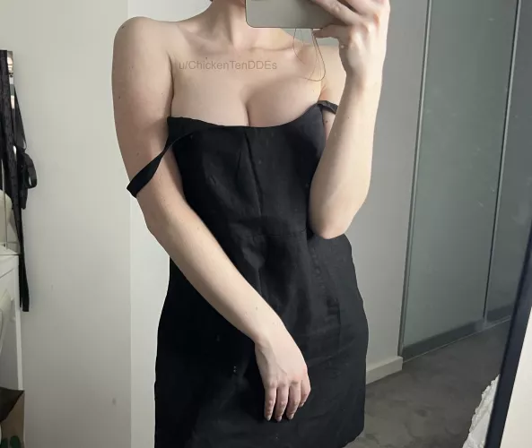 Does my dress show enough cleavage? 🙈