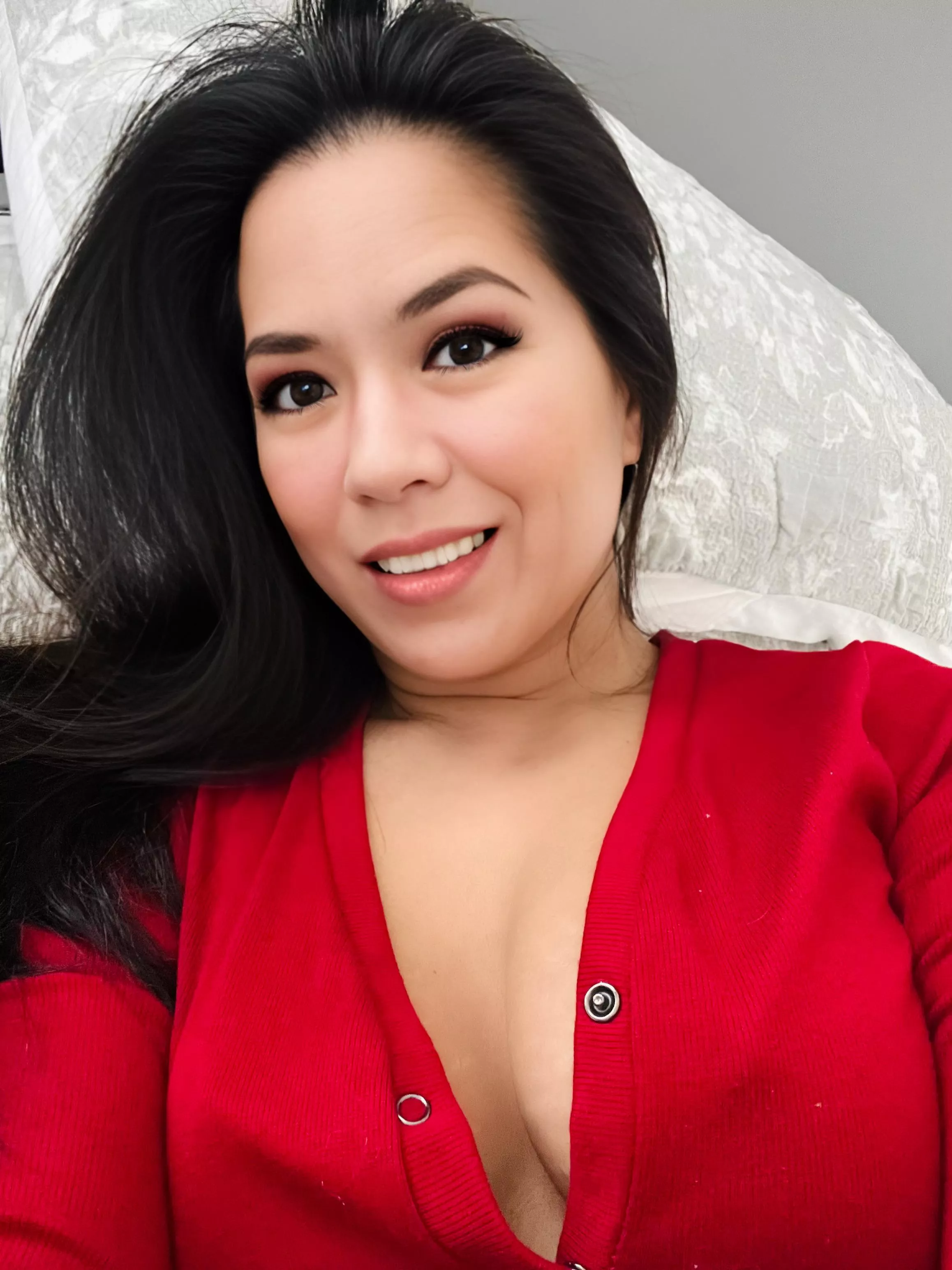 F43 saying hi from my bed keep me entertained please