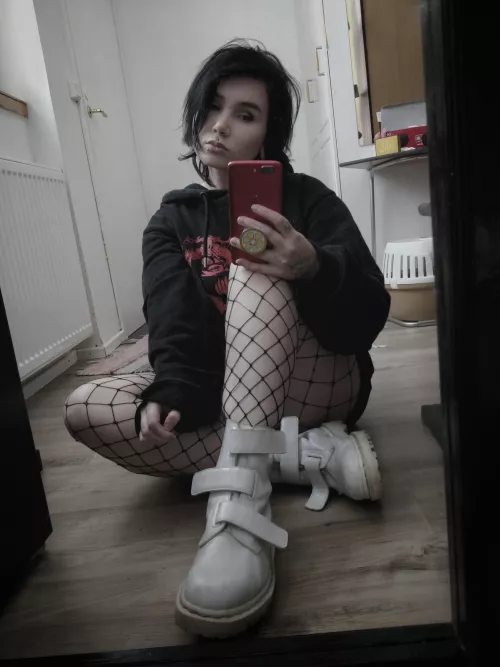 fishnets + boots = 🔥🔥