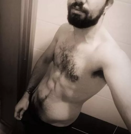 [m] 28 yo. How am i holding it ?