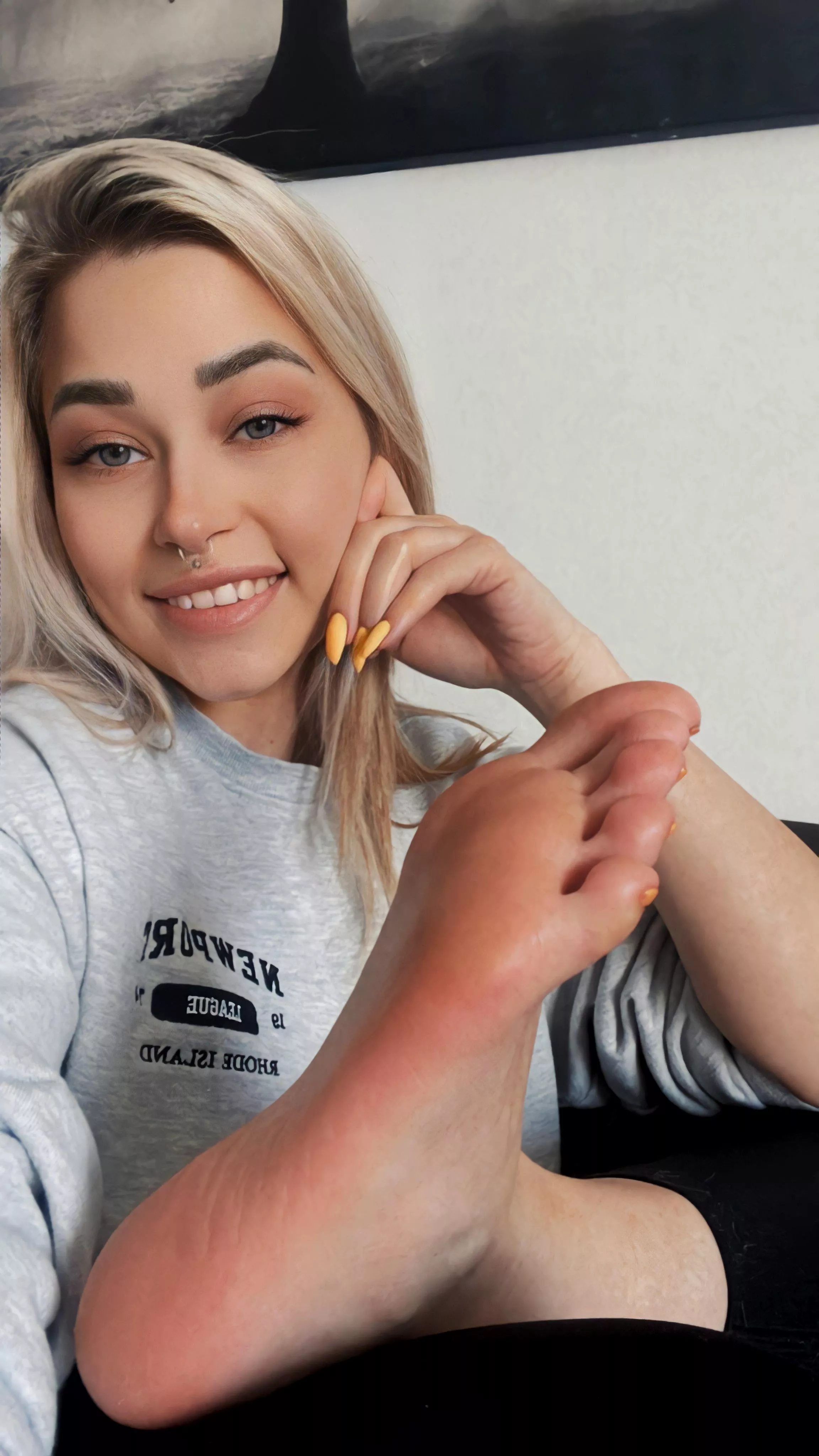 Need someone to massage my feet after a long day 😏💗