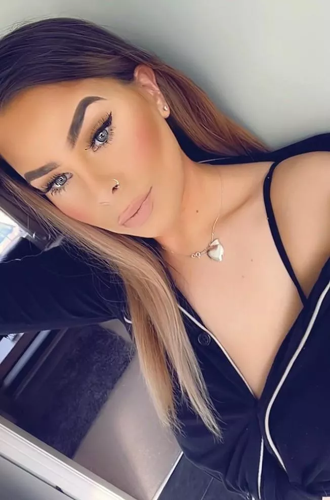 Wanna get naughty with a slutty British girl?!😍