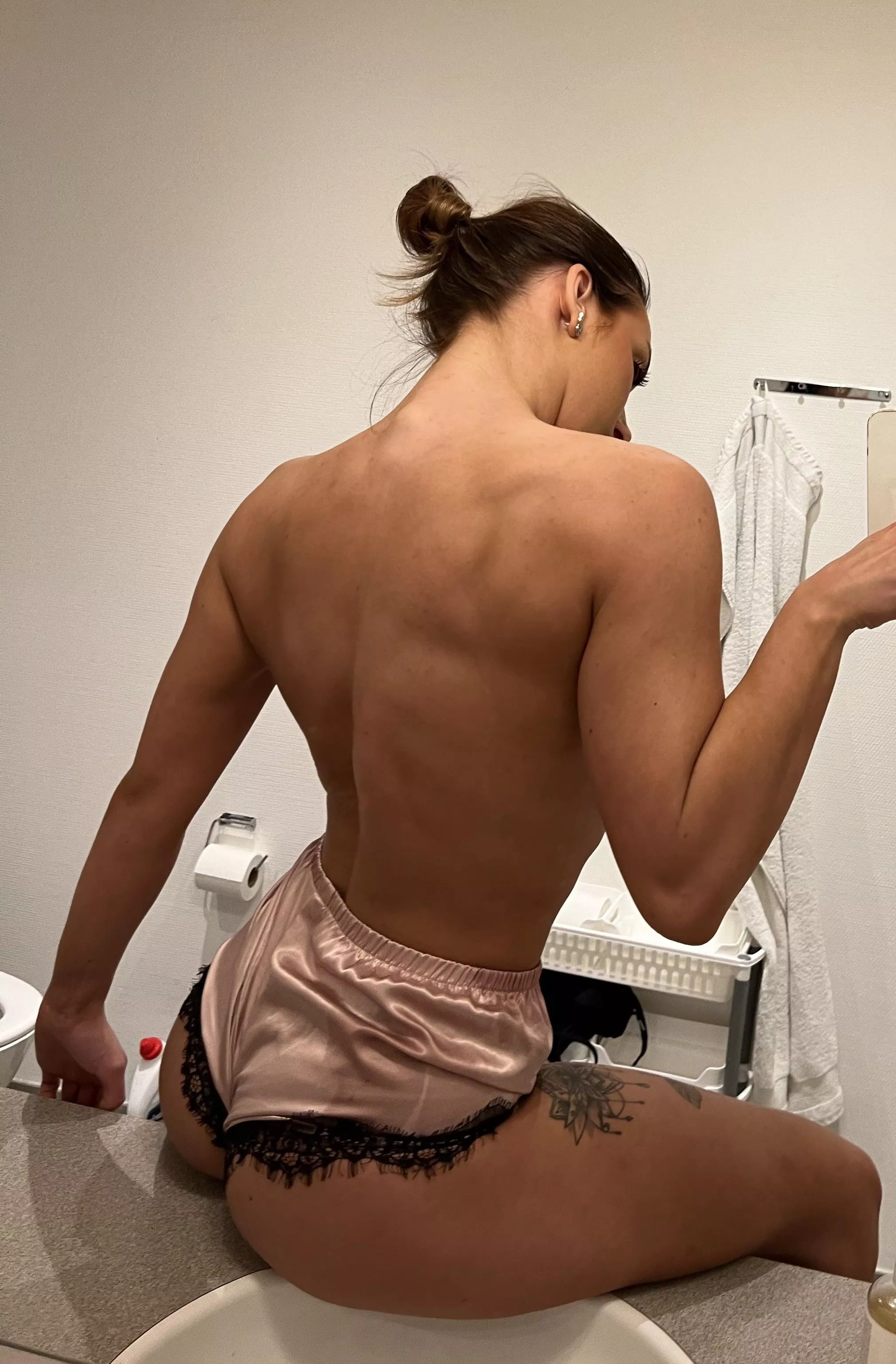 Who needs a REAL muscle mommy to humiliate you badly?😈