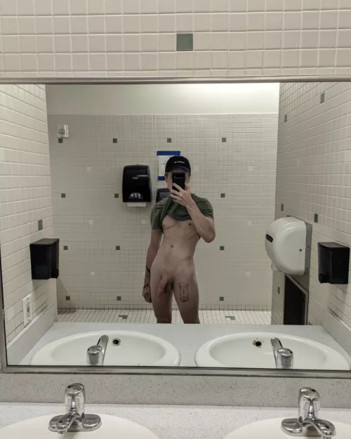 Any ladies wanna join me in the boy's room? Buds don't mind, I promise.