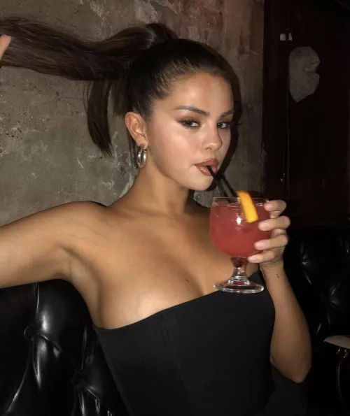 anyone down for quick chat about a bi threesome with Selena Gomez?