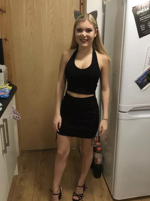 Big tits small waist Robyn