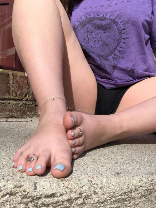 Golden hour on my pretty blue toes! Aren’t they suckable?