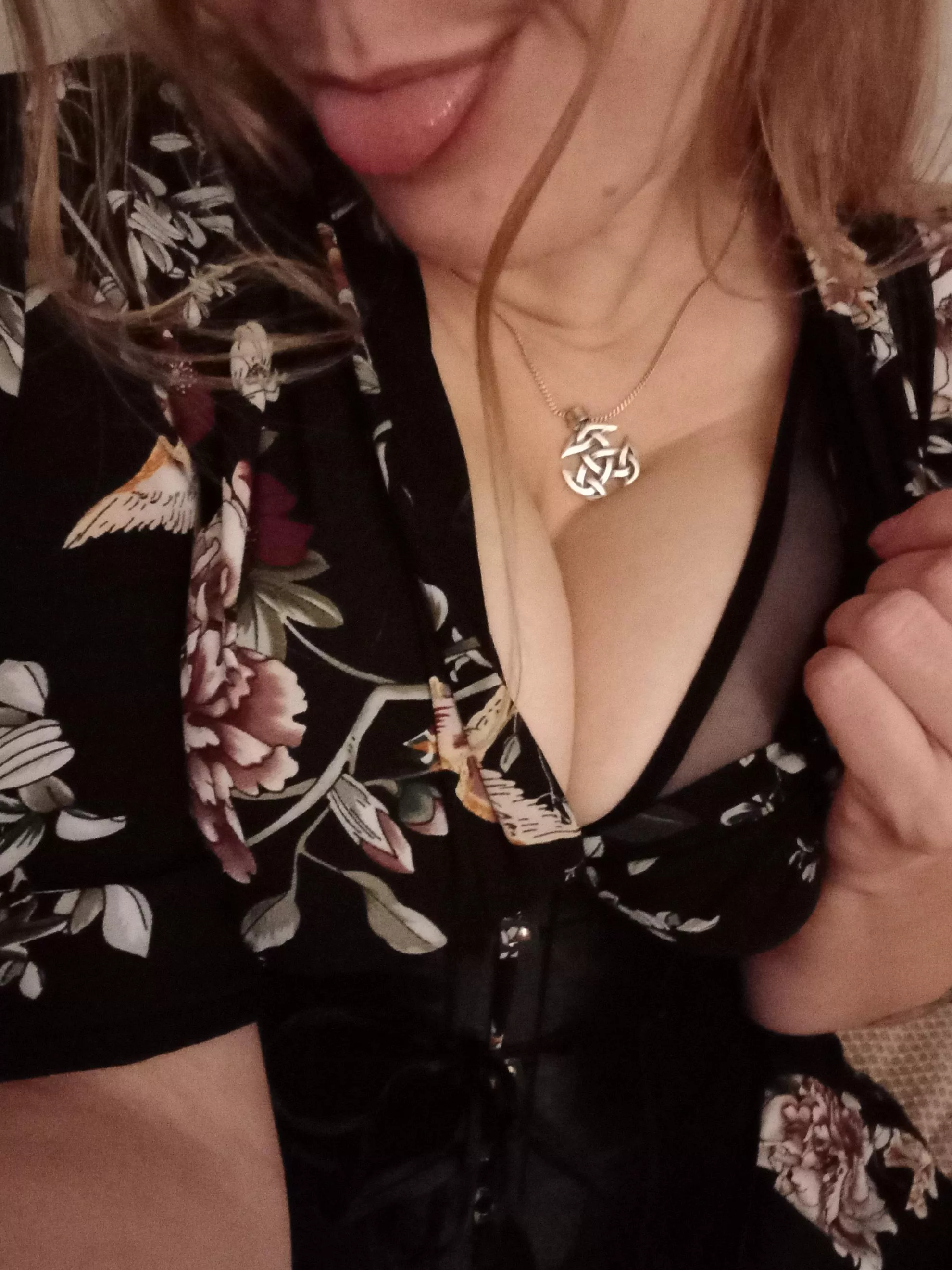 i know you all love some cleavage 🤭 so here you go 🥰