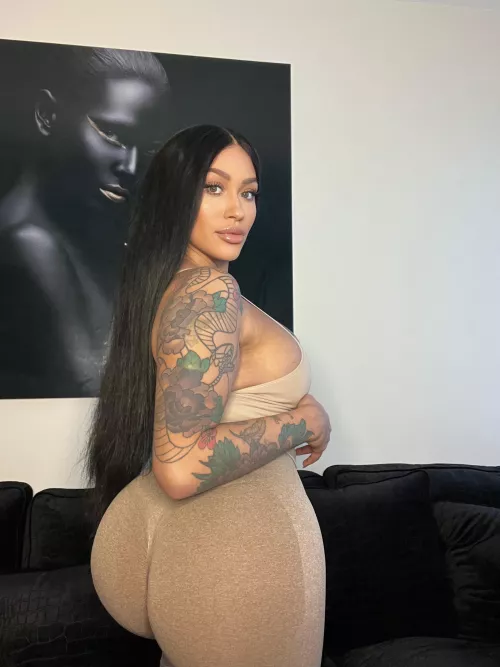 I’m addicted to leggings.. But I guess you don’t mind 😘