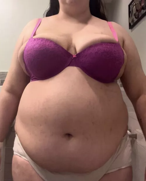 In love with my round belly🐷,Any serious feeder wanna chat?