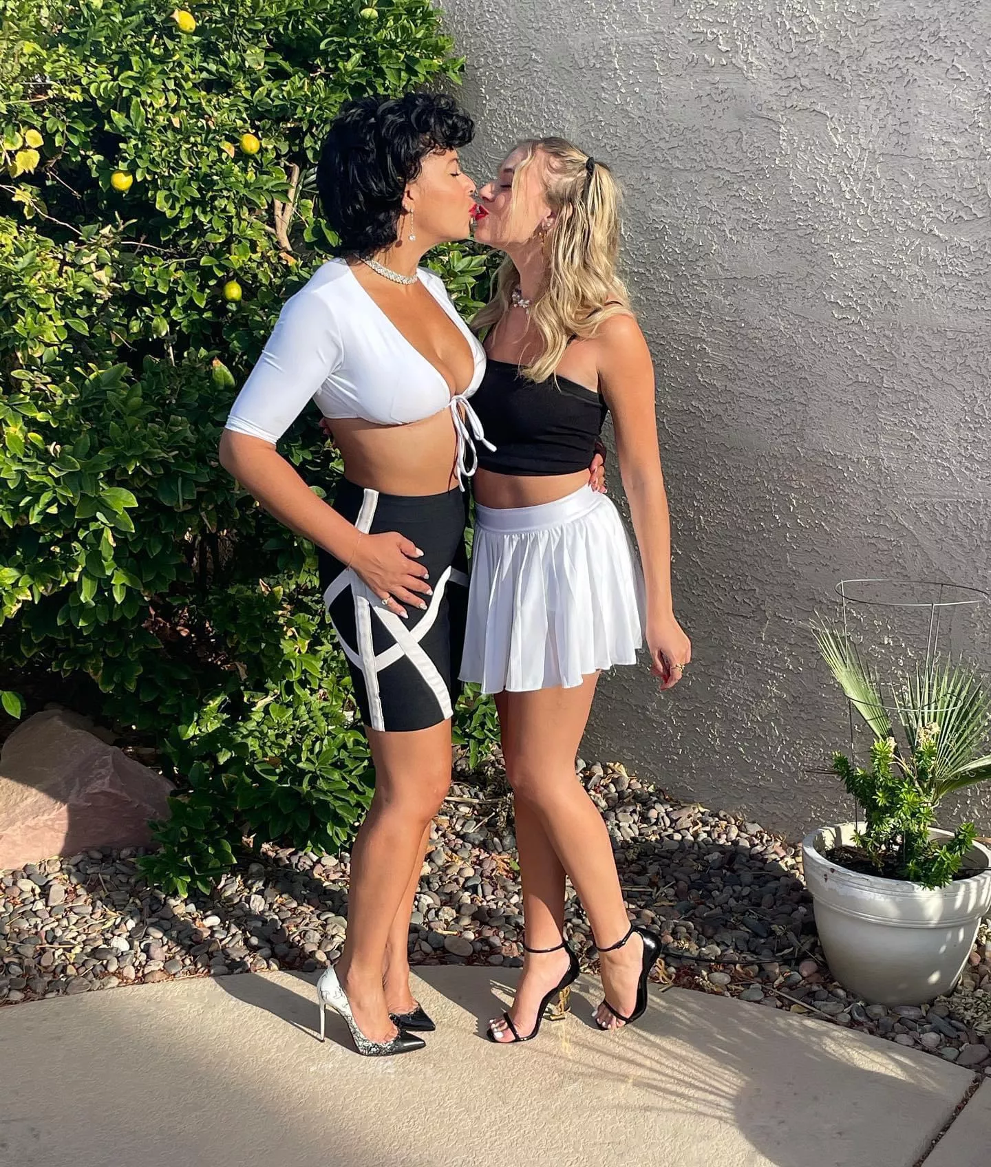 Kissing babes