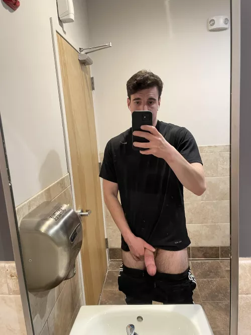 [m]eet me in the bathroom after your set