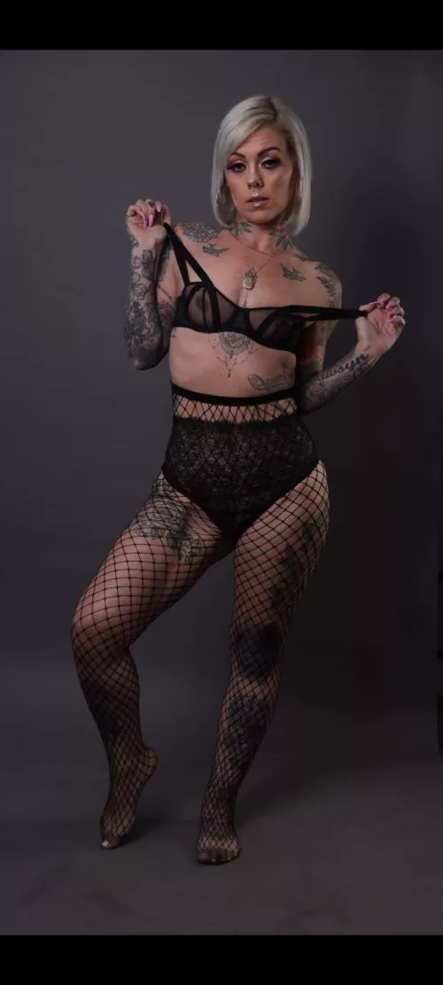 Meet the tatted MILF nextdoor 😈💋 I'm Jess 🖤 and I like making guys cum to my pics🤤😈