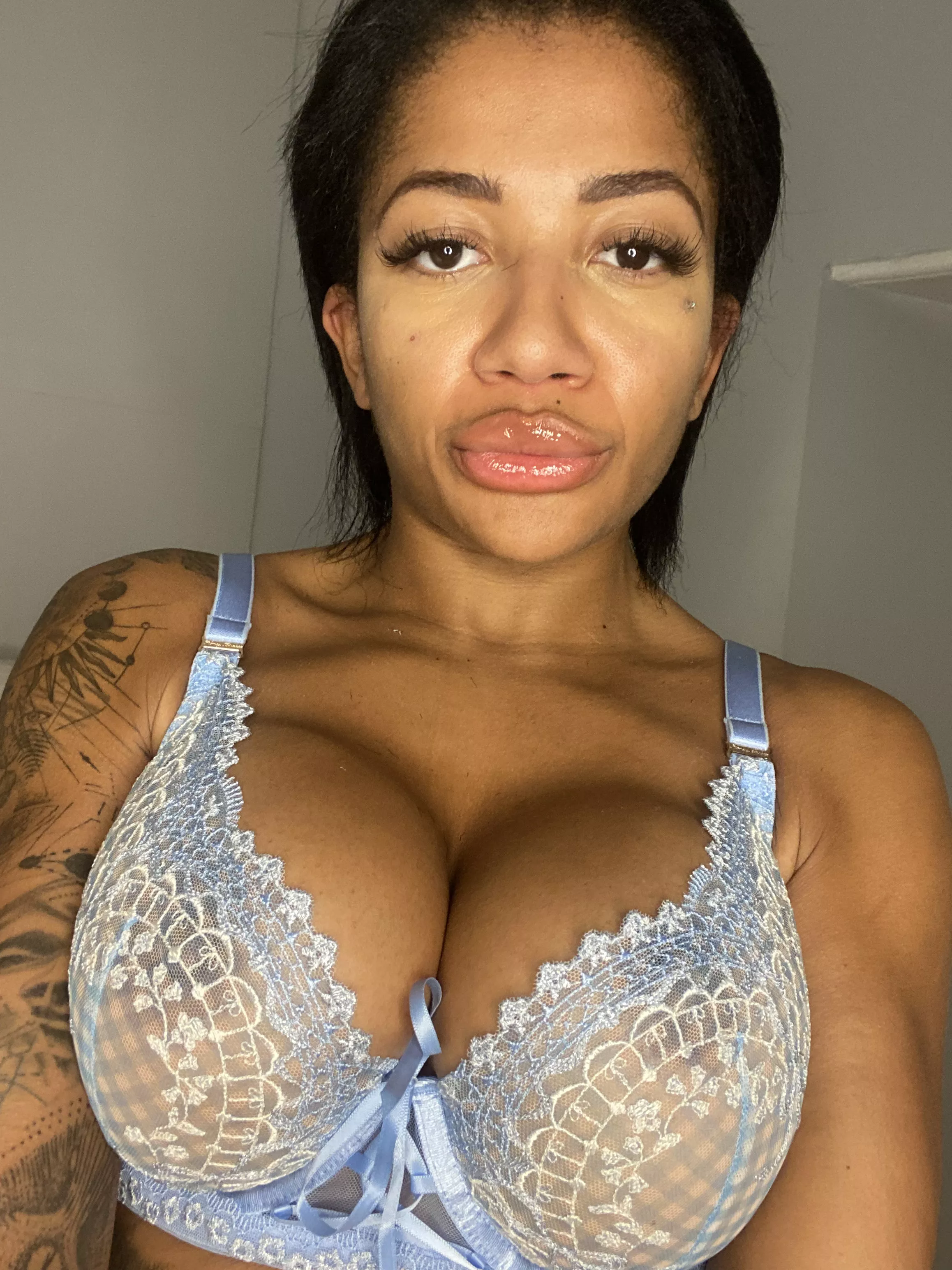 Say hi if you would suck on my titties!