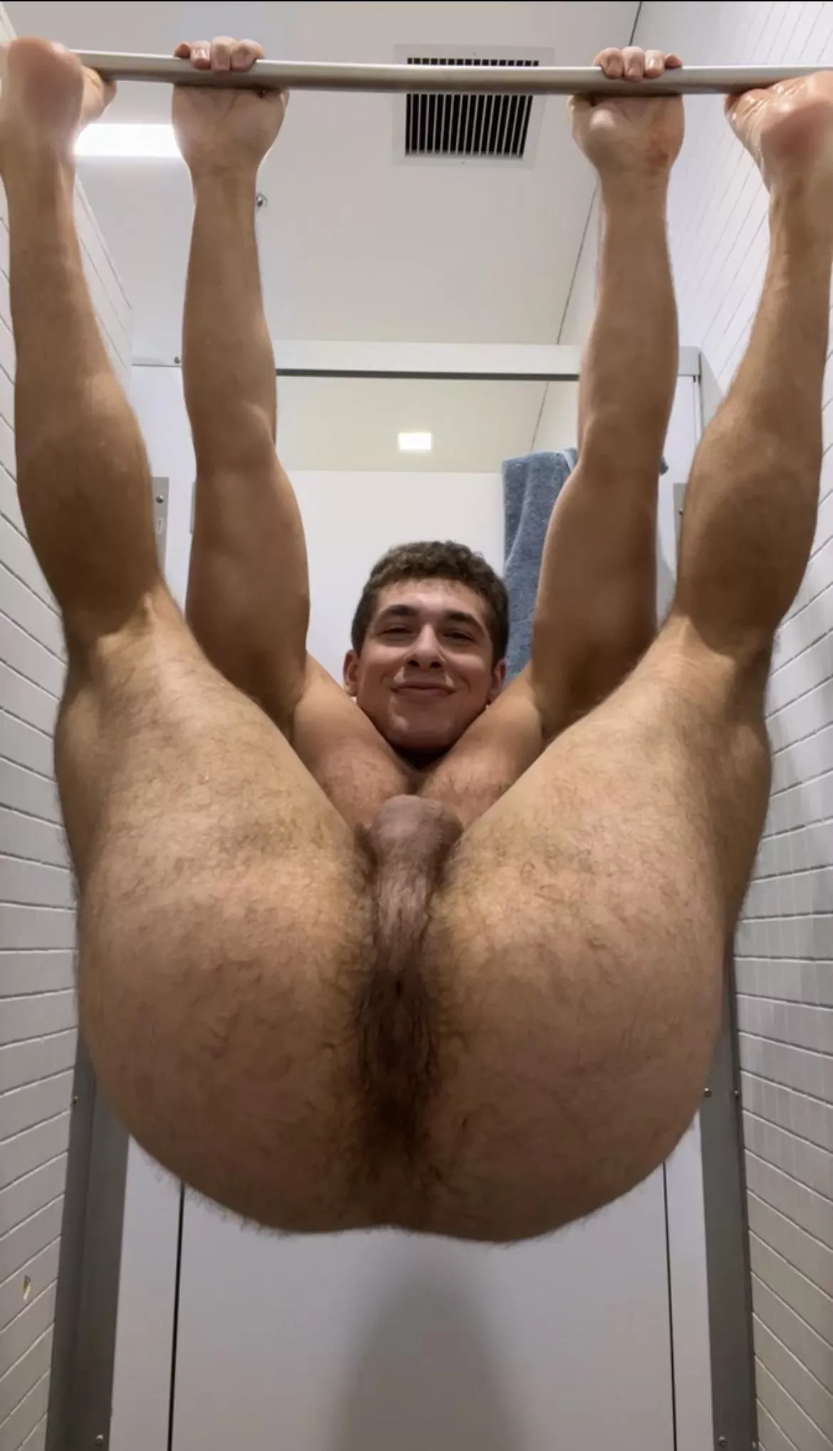 6’4” 240lbs of Canadian man hanging out 😈