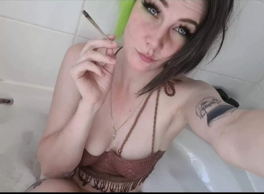 anyone want to join me for a smoke in the bath? 😜💨
