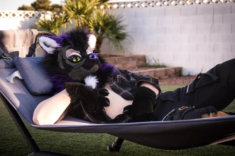 Come here and help me 