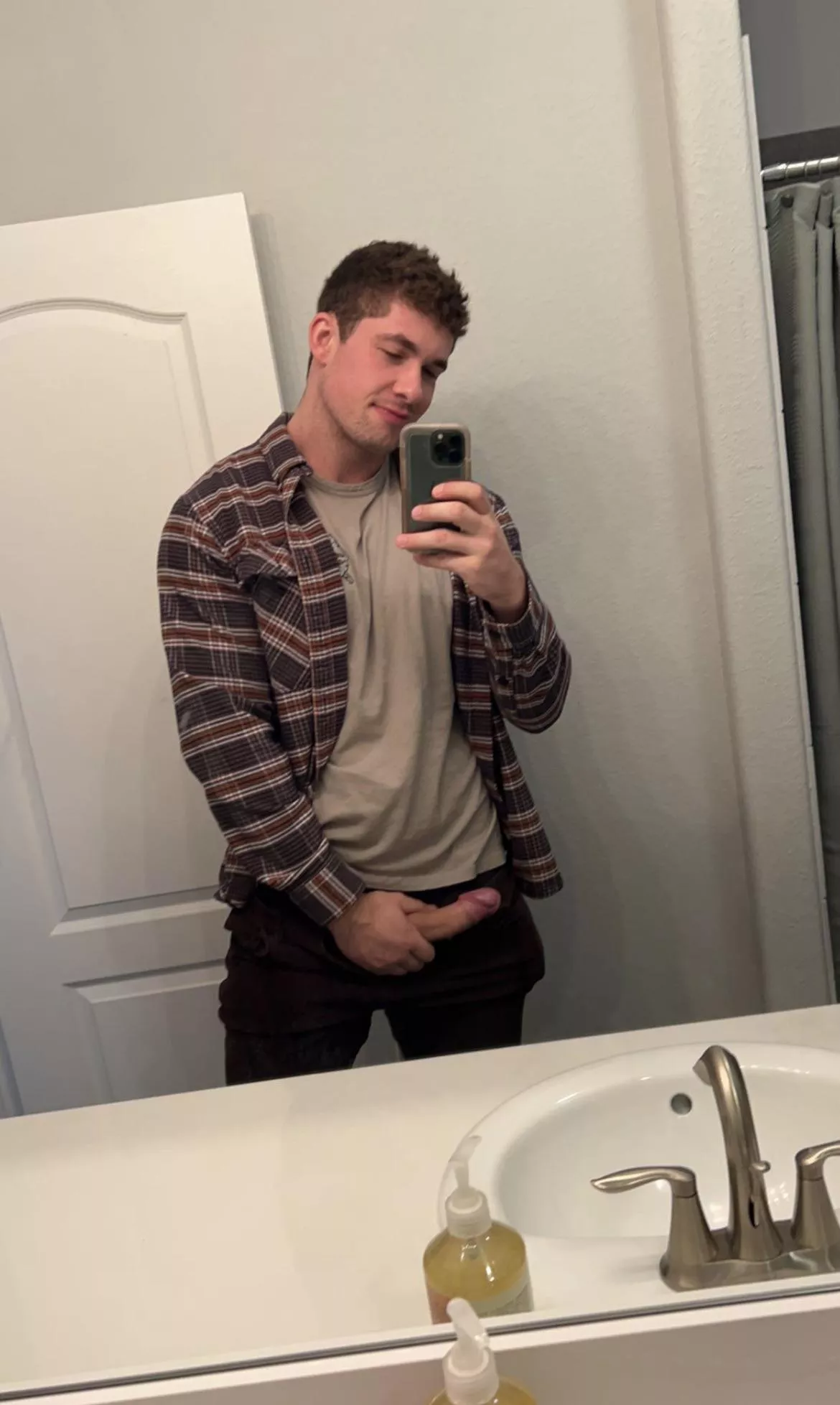 Could you swallow this thick cock?😈