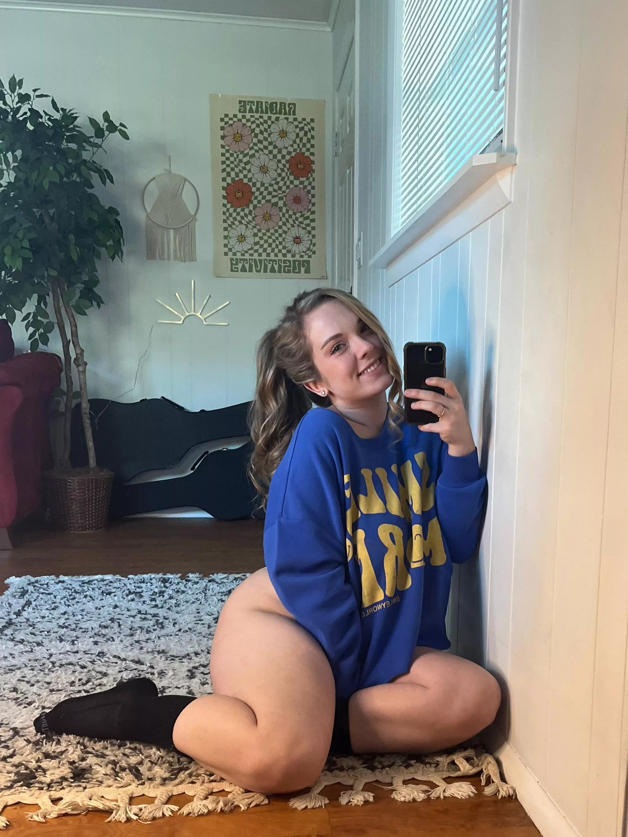 Good morning from the curvy girl next door 😇