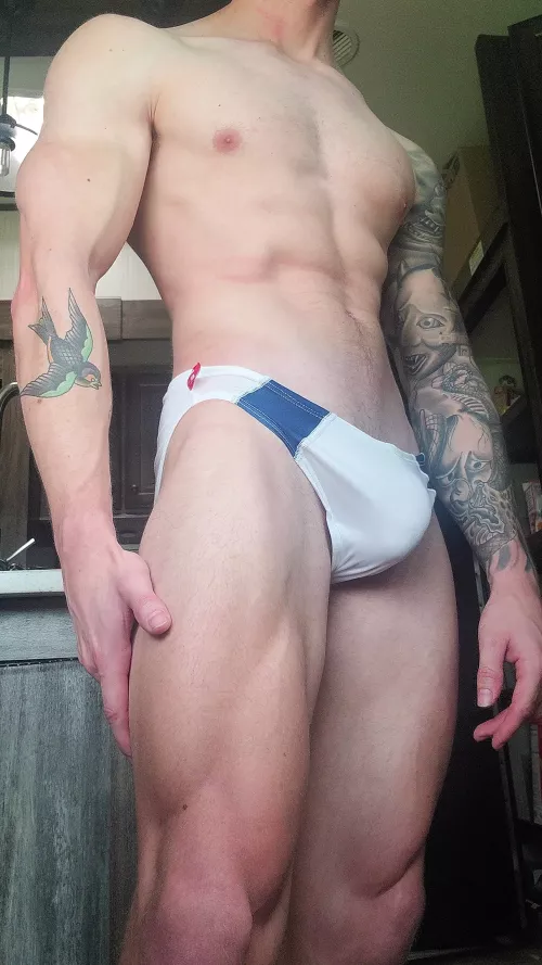 Happy Friday, enjoy my bulge 😊