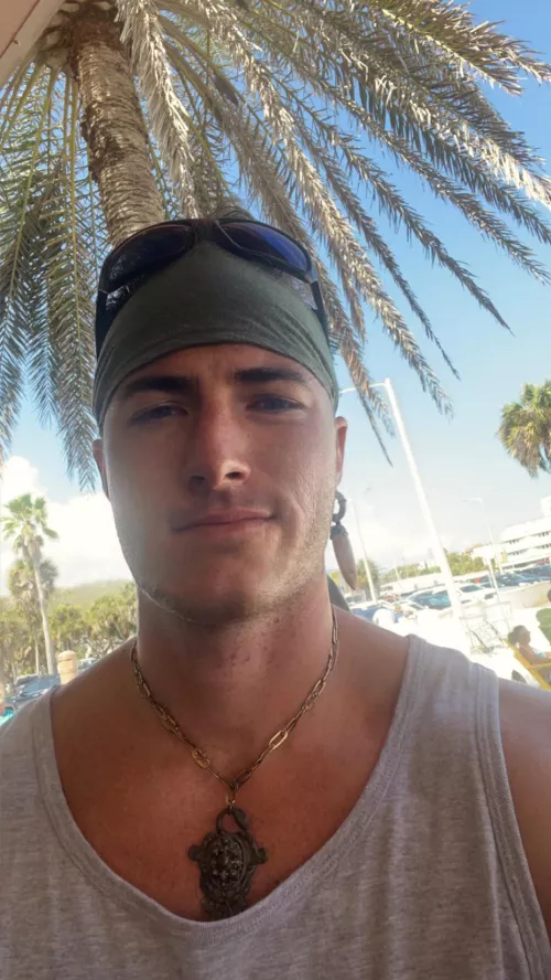 How about a drink on the beach, mates?