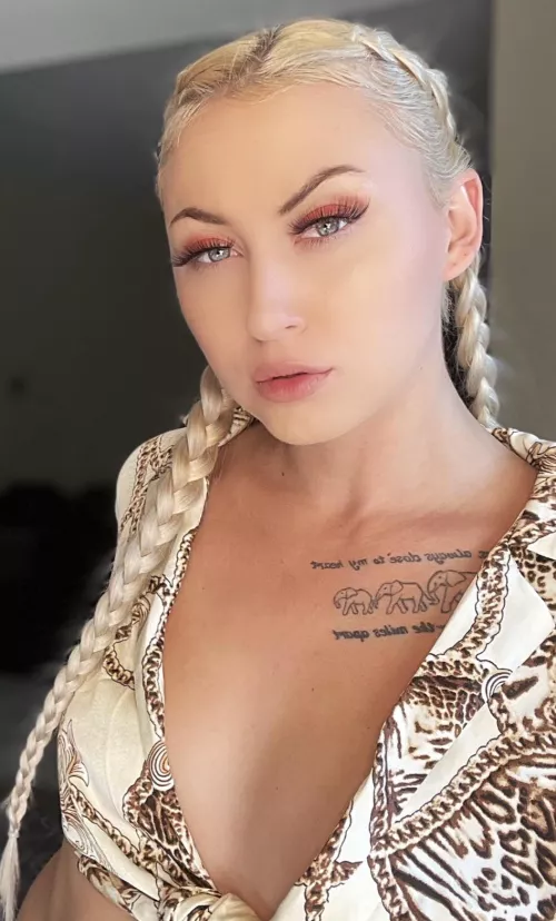 My shirt almost off💋