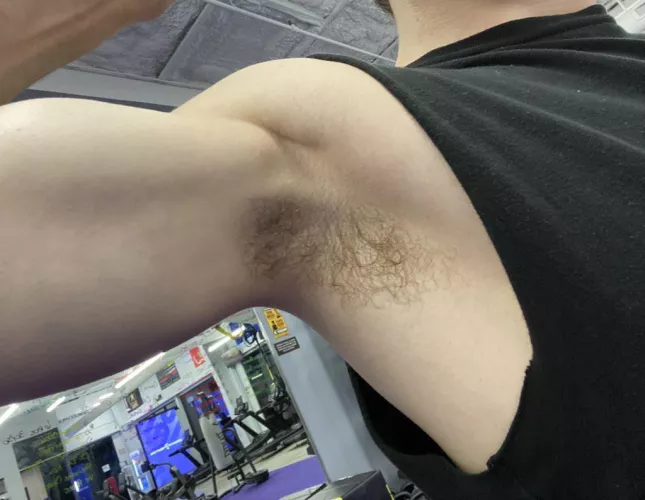 Sweaty armpit at the gym. Come lick it