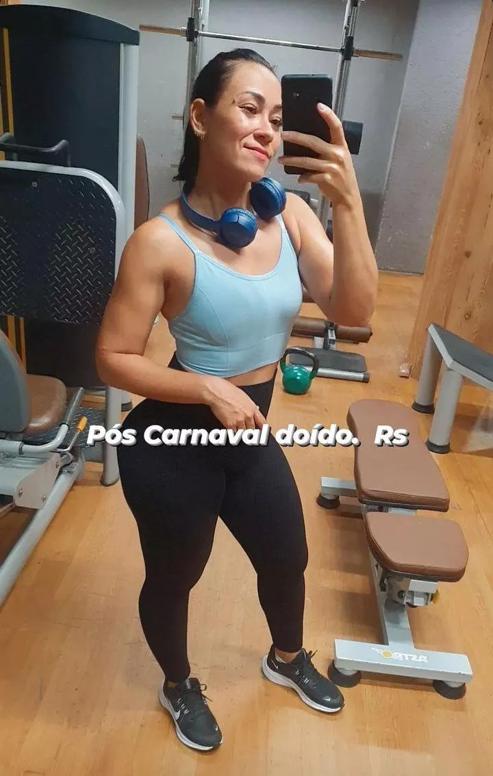 Thicc thighs in leggings.