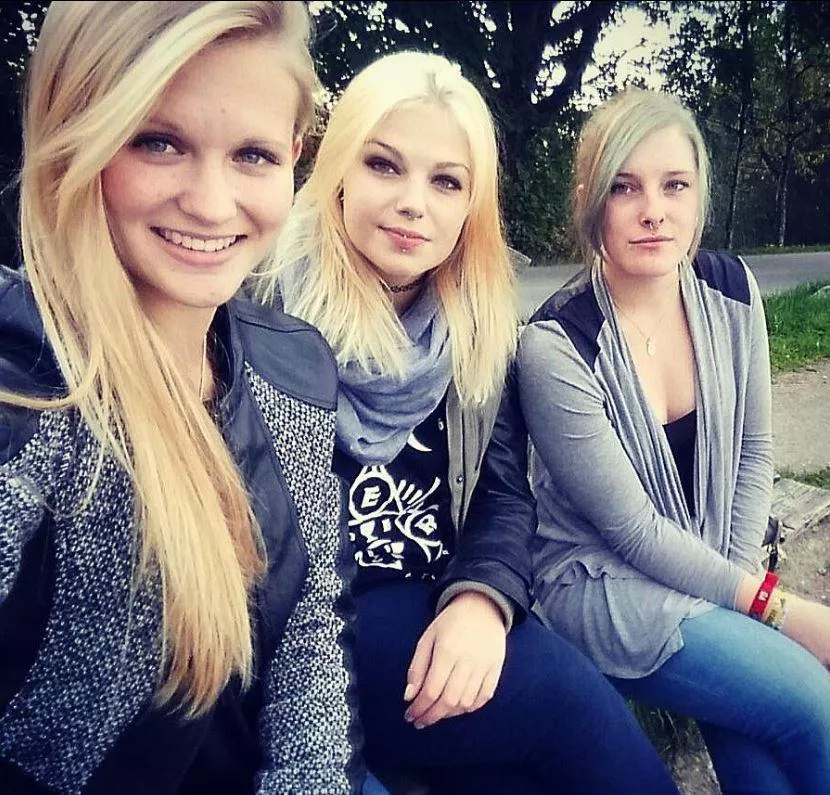 Three blonds