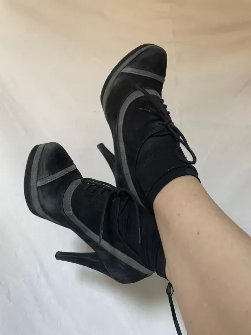 Who is ready to feel this bad babies? 💥👠