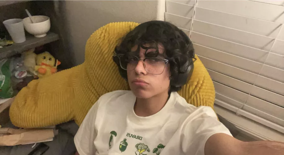 18 m big dicks or hot guys add me, so horny rn @oliverc1522