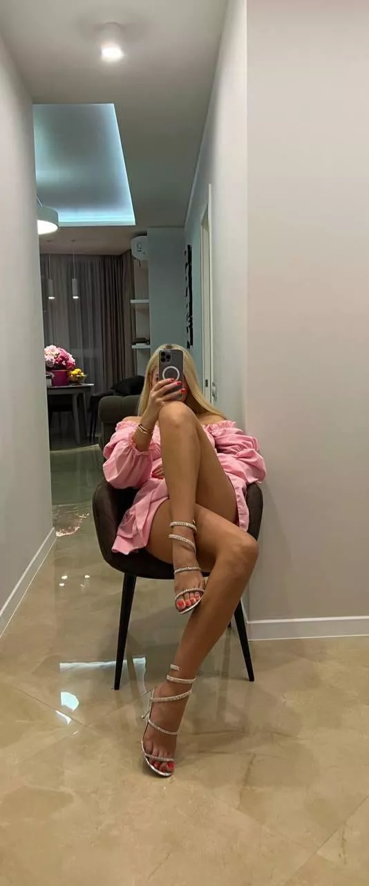 A burning blonde open for exciting discussions