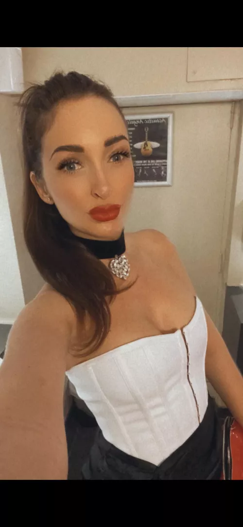 Brunette and red lips 🫦