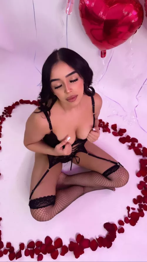 Fishnets always add a kinky side 🖤