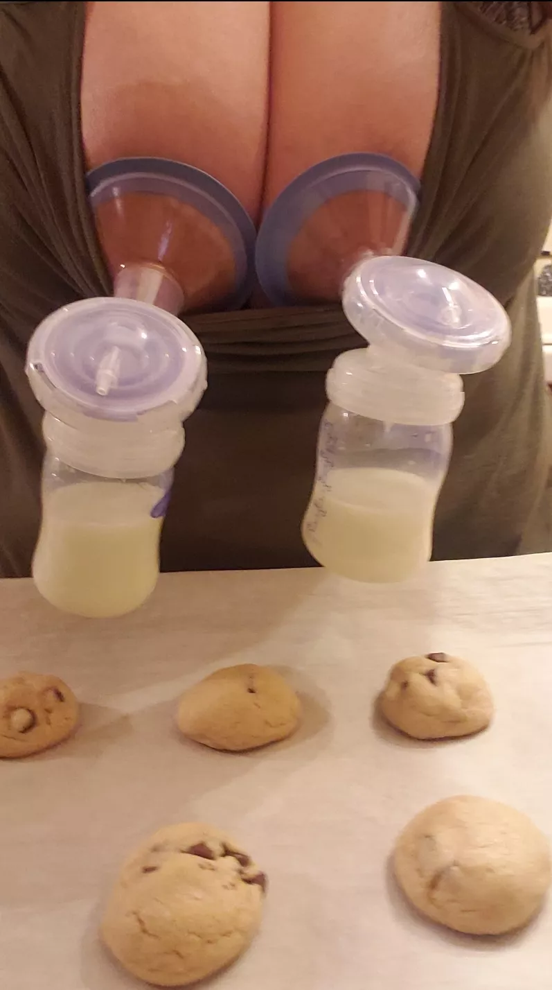 fresh baked cookies and fresh milk. Who wants dessert? 🥛🍪