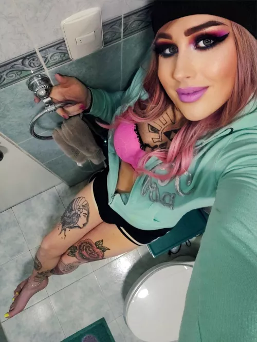 got no titties yet but my toes are cute 🥰