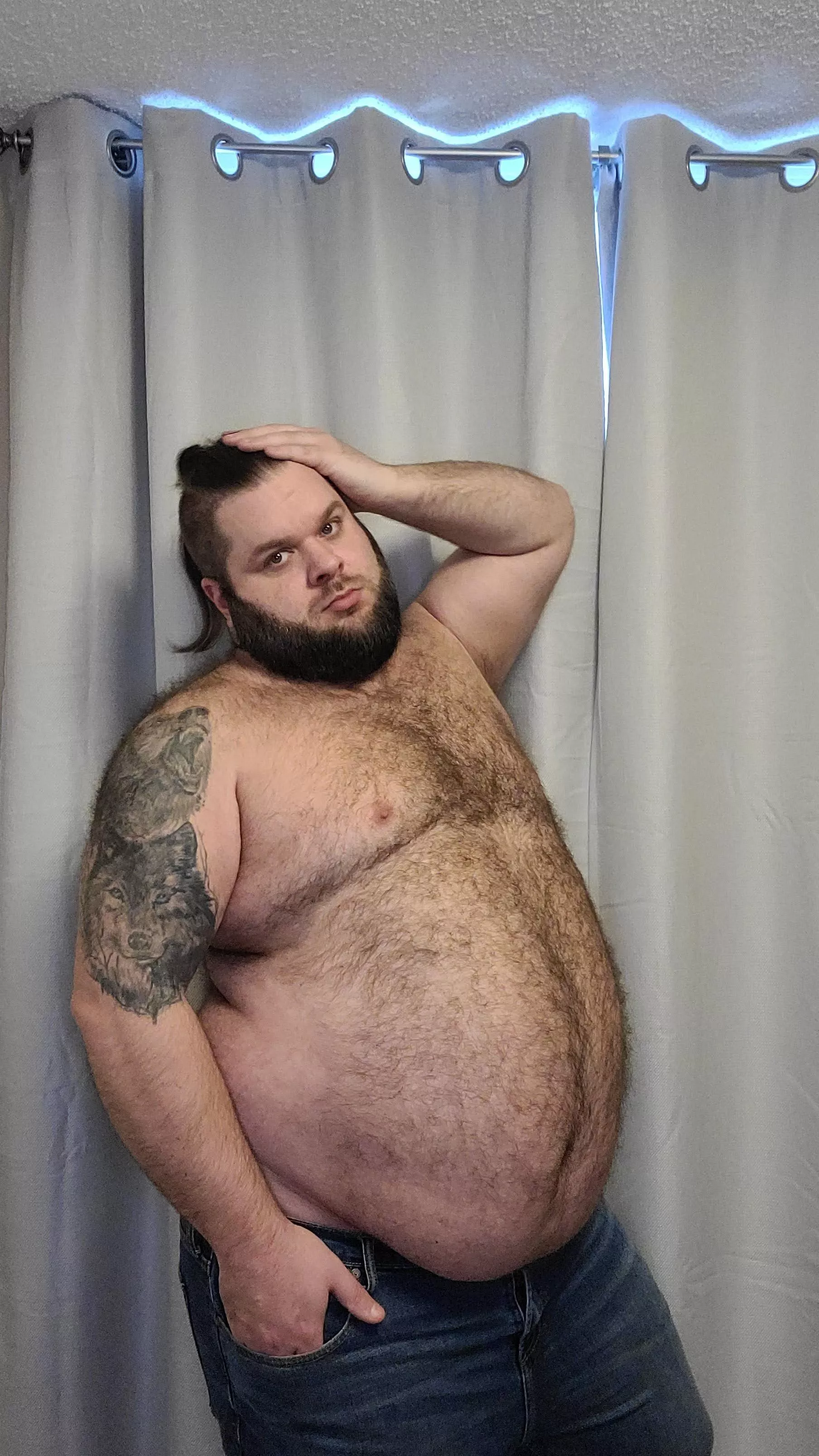 I bet you'd like to see my hairy pit! It's smelly today