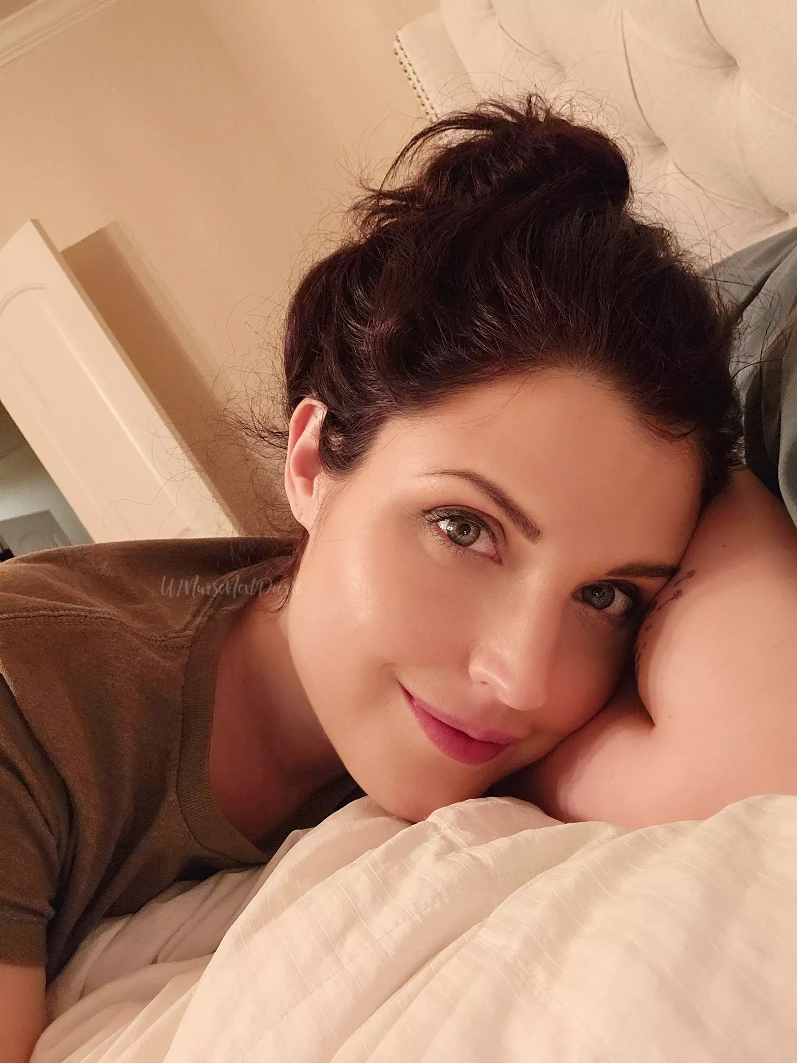 I know I'm not in lingerie or naked in this one, but here are some comfy vibes for your Saturday morning 💚