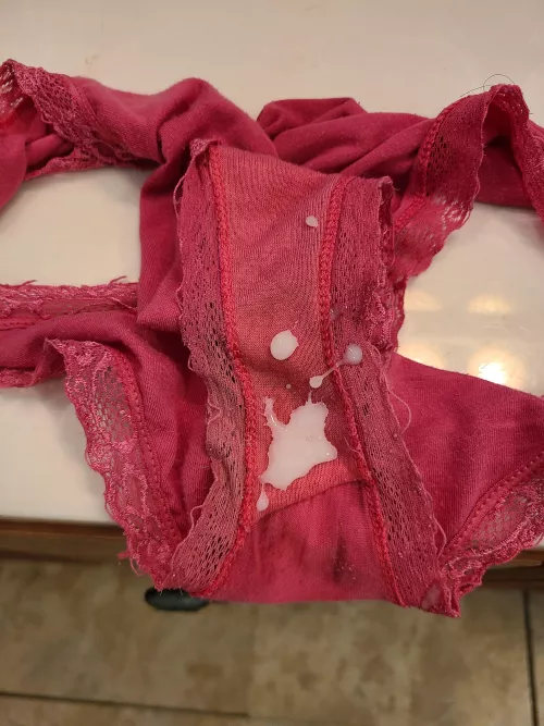 If only you could smell her in these panties 😍