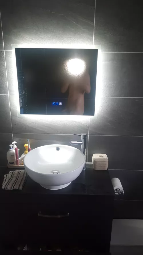 Just stepped out my shower. Its quite a cold morning but he's still looking large 😏