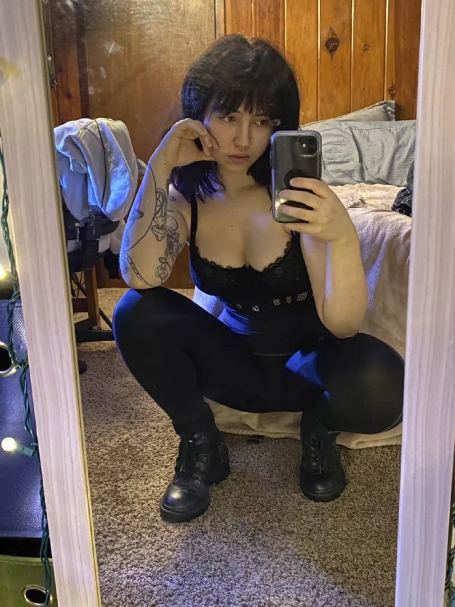 Mommy wants to know if you're ready to give it all away 💘💘