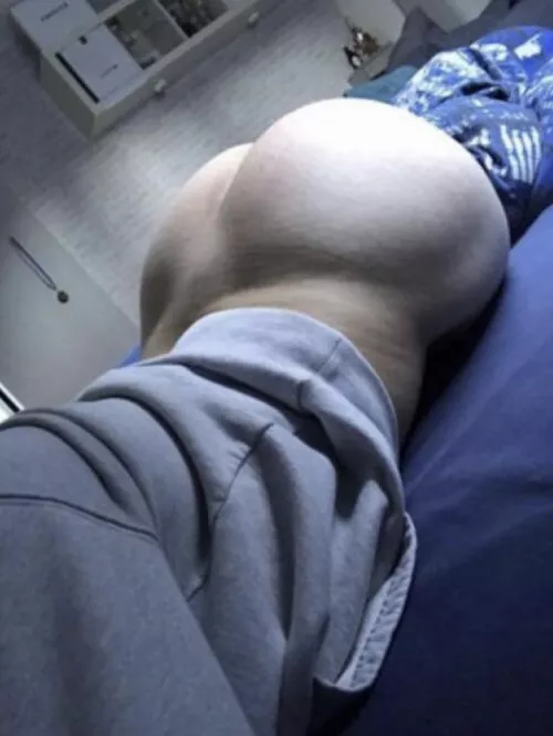 Need some cum on my cheeks 🥺 Dm me