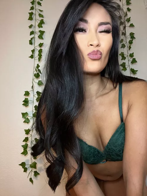 On the menu today, pretty face and pretty titties😁😜