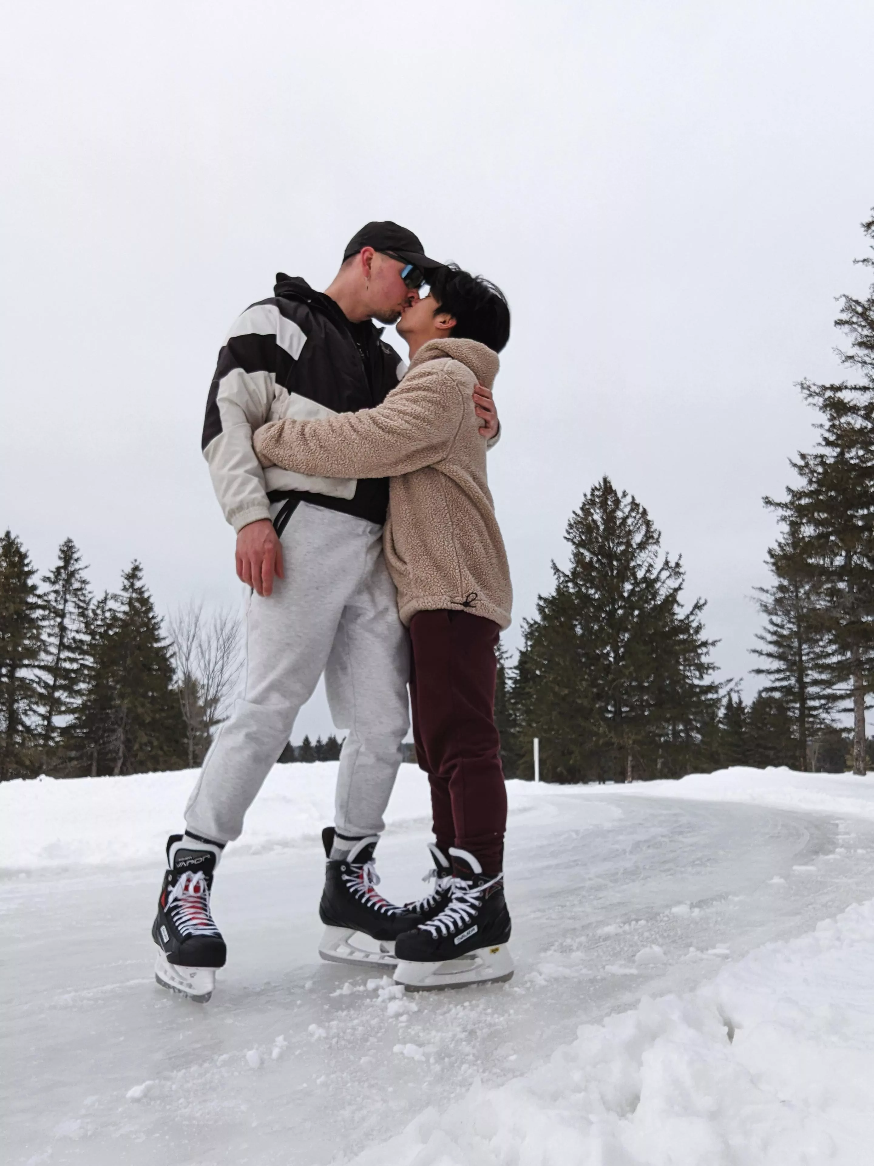 The joys of winter 💙 Teaching my boyfriend how to skate The joys of winter 💙 Teaching my boyfriend how to skate