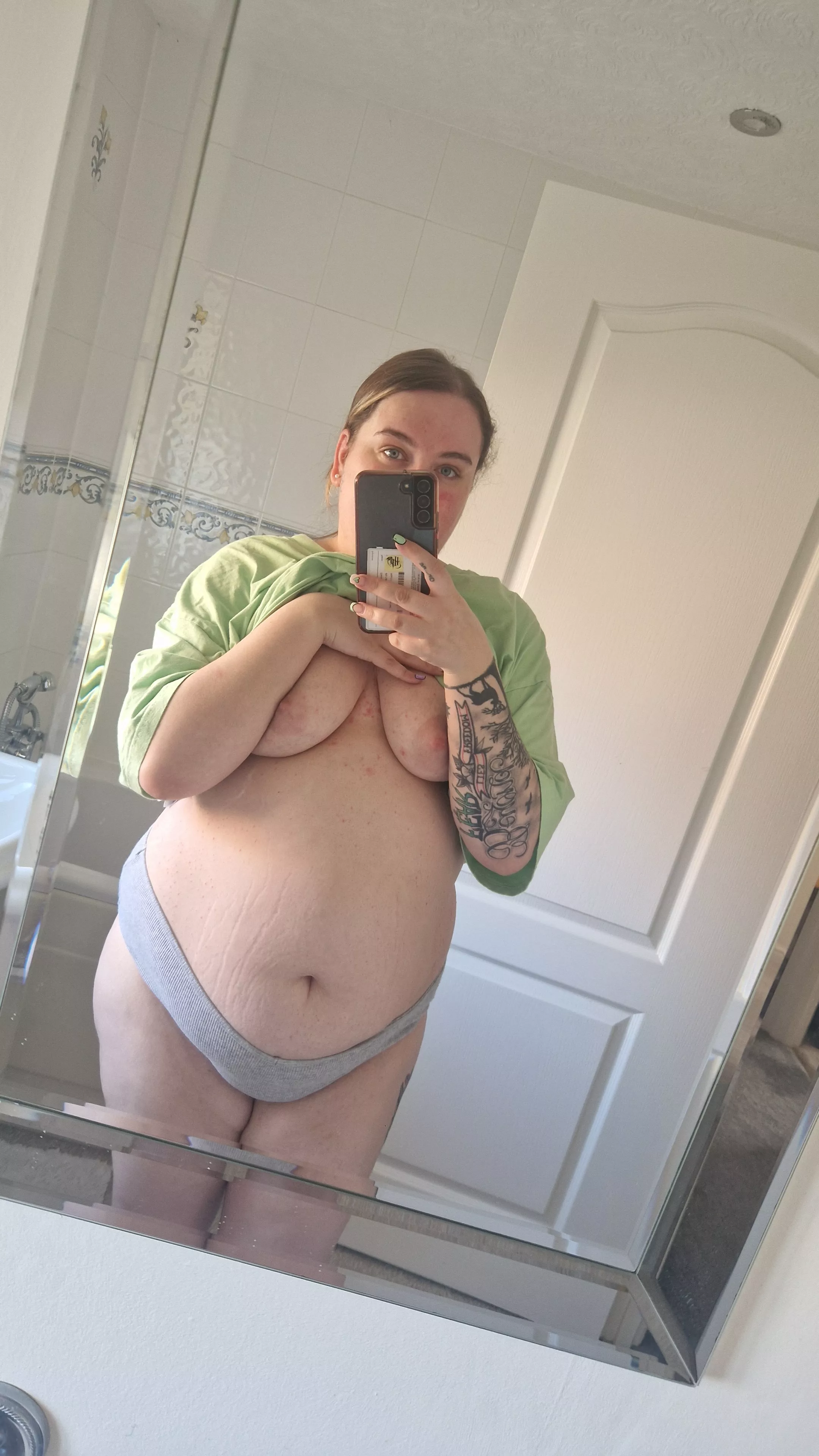 who wants to suck on my nipples😜💦